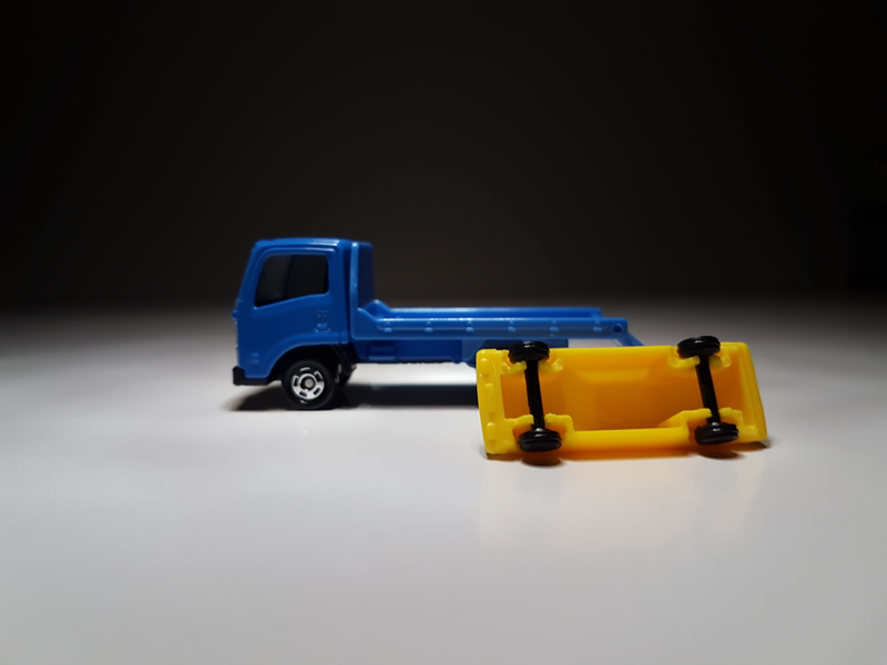 Illustration for article titled Makeitfit Monday: Isuzu Elf Vehicle Transporter by Tomica
